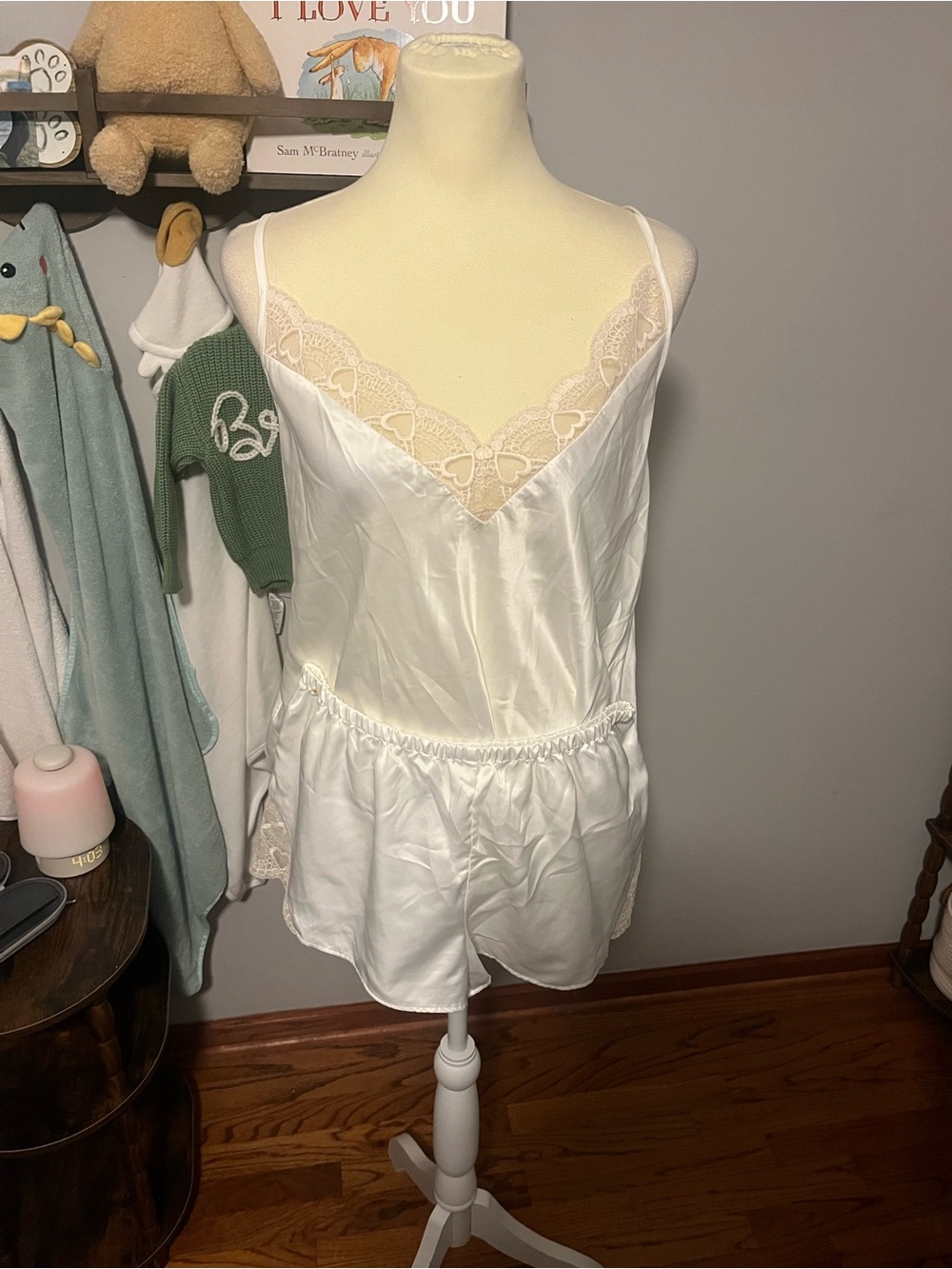 Flora by Flora Nikrooz white lace trim satin pajama set Size large NWT